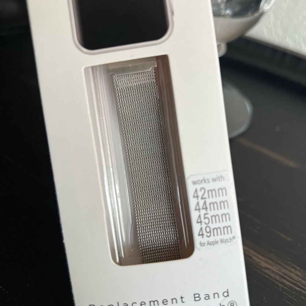Silver Mesh Apple Watch Band - Picture 5 of 7